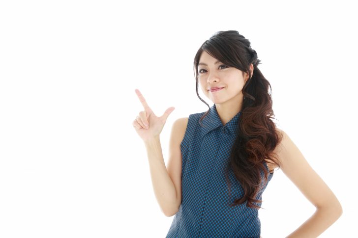 ランキングを指さす女性